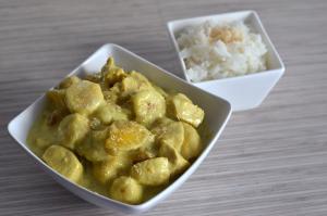 Curry de poulet, banane et mangue